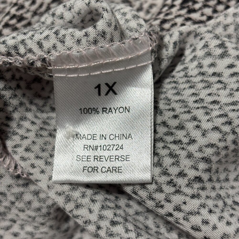 Grand & Greene Rayon Roll Tab Sleeve V-Neck Blouse Gray Black Print 1X - Picture 10 of 13